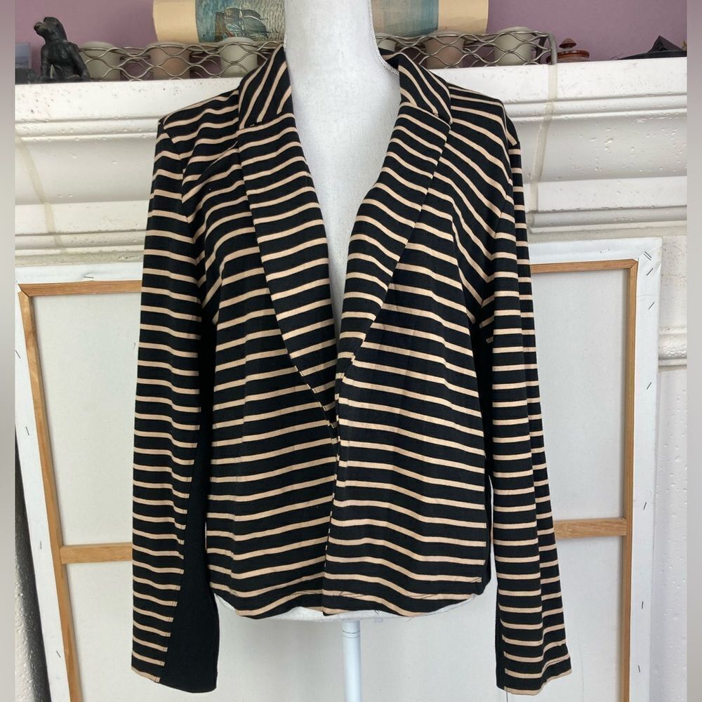 Chicos soft Striped Black and Tan Women's Blazer open style, back vent
